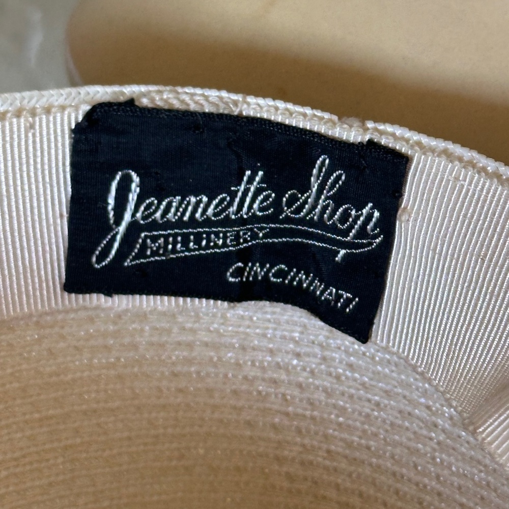GRACEFUL 1940s' IVORY STRAW OPEN CROWN HAT WITH FOLDED BRIM & FABRIC FLOWERS - Picture 12 of 12